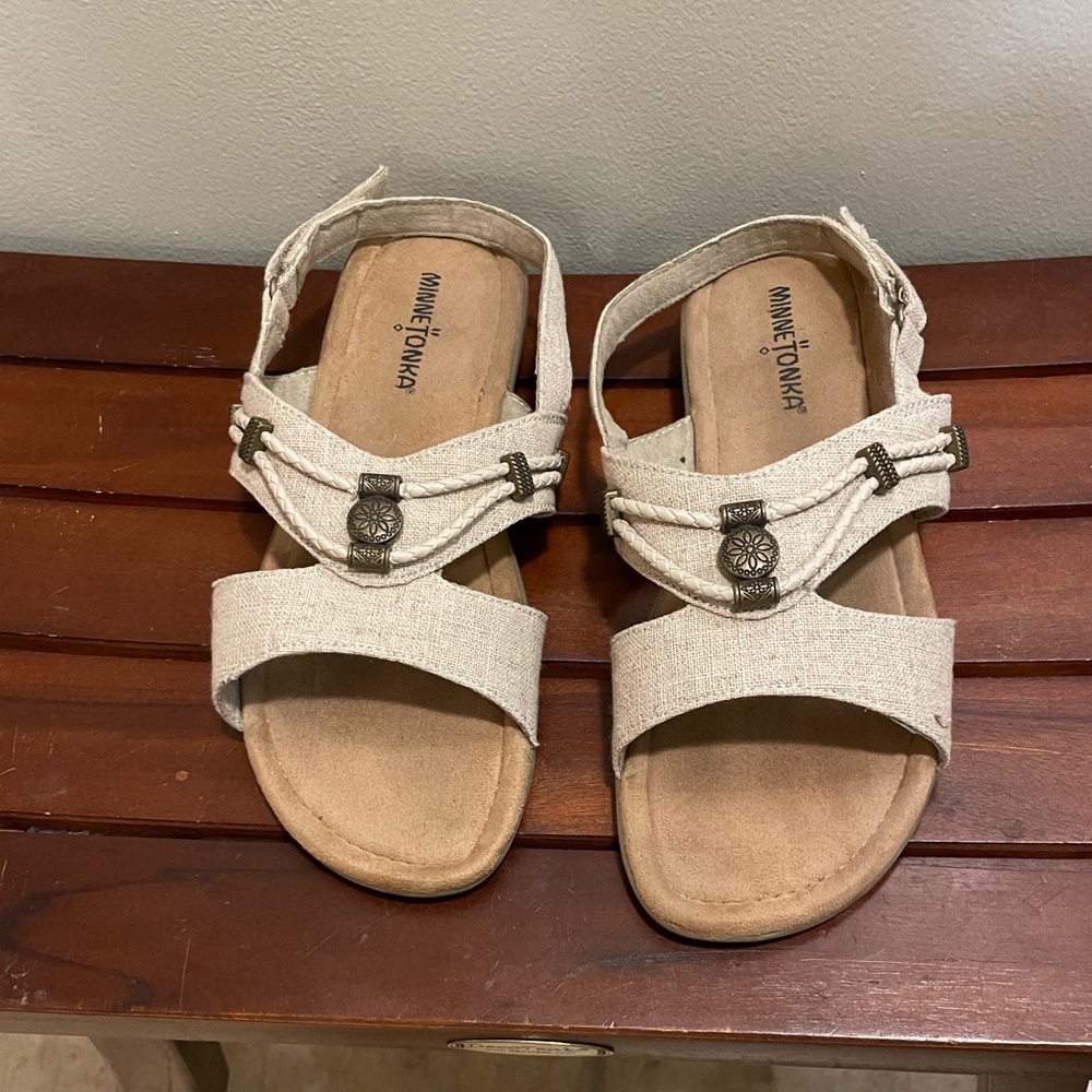 Minnetonka sandals Women’s size 9